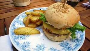 Burger at Les P'tits Poissons Verts in Nimes