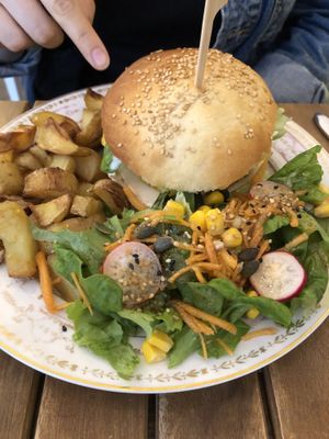 Burger classique at Les P'tits Poissons Verts in Nimes