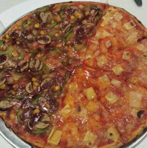 pizza 4 quesos/bbq at Pizzeria Mayor in Madrid