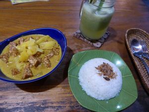 Veganes Curry mit Tempeh at Pisang Pisang in Lembongan