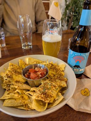 Nachos 5/10 - I like mine loaded and drowning these are quite plain/empty but are moreish at Vegetus 베제투스 in Seoul