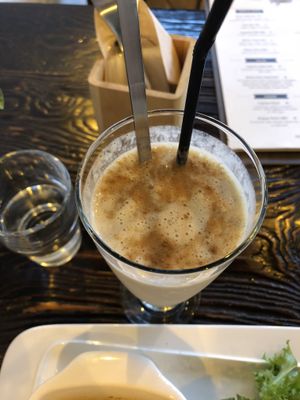 The new Apple ginger smoothie! Really good at Vegetus 베제투스 in Seoul