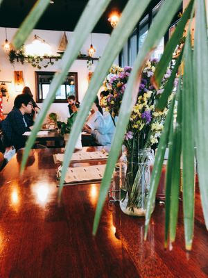 Green green with big plants and flowers at Vegetus 베제투스 in Seoul