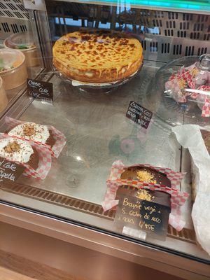 Carrot cake (vegan), brownie (vegan) and cheesecake (veggie) at Veggie's World in Andorra La Vella