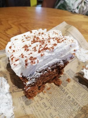 Tall de carrot cake (ja començat...) at Veggie's World in Andorra La Vella