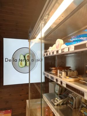 Productes a la venta com formatges vegans i begudes at Veggie's World in Andorra La Vella