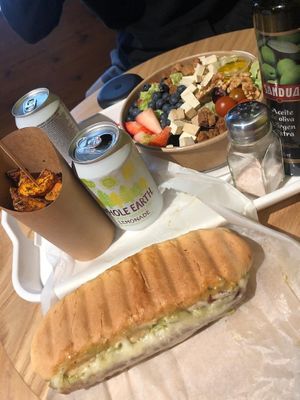 Bowl vegano y hot dog con patatas at Veggie's World in Andorra La Vella