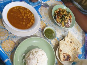 Kichererbsencurry mit Reis Naanbrot und Kräuterdip at Number One Vegetarian in Bangkok