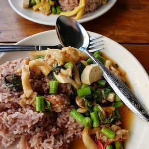 champigbon frit et riz brun at Number One Vegetarian in Bangkok