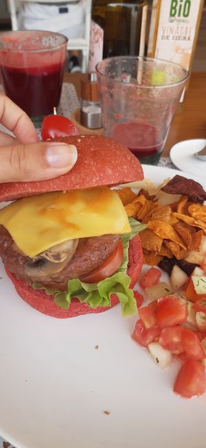 Beyond burger with mushrooms at PurEssence in Alvor