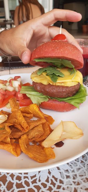 Beyond burger with pineapple at PurEssence in Alvor