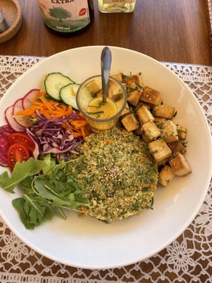 Quinoa tofu and crispy salad   at PurEssence in Alvor