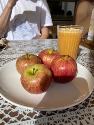 special order - just apples and fresh juice  at PurEssence in Alvor