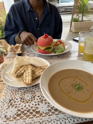 Delicious beyond burger & soup   at PurEssence in Alvor