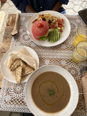 Beyond burger & soup  at PurEssence in Alvor