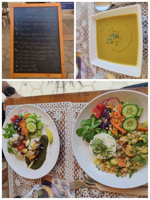 Peas soup as starter, jackfruit sweet curry and the Kebab... at PurEssence in Alvor