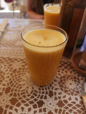 Orange, apple & ginger juice at PurEssence in Alvor