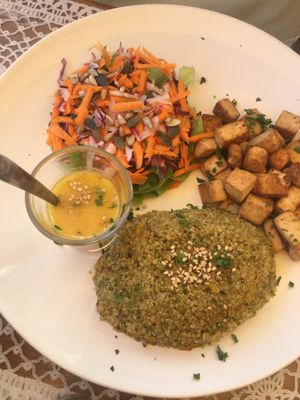 tofu with quinoa and salad, also from daily menu at PurEssence in Alvor
