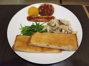 L'assiette du menu à 200 avec une soupe et une salade en plus at Tomson Coffee in Tainan