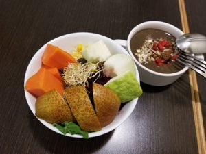 La salade et la petite soupe at Tomson Coffee in Tainan