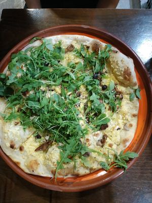 Pizza de patata, setas, aceite de trufa y queso vegano at Crustys Pizzeria  in Mallorca