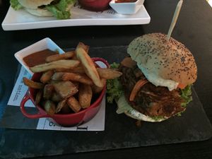 Jackfruit burger with fries and homemade ketchup at Marsim Bistrobarante in Mallorca