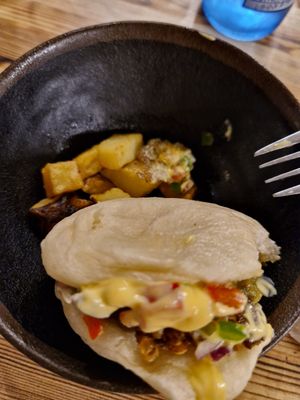 Bao vegano, con base de patatitas al horno at Roots in A Coruna