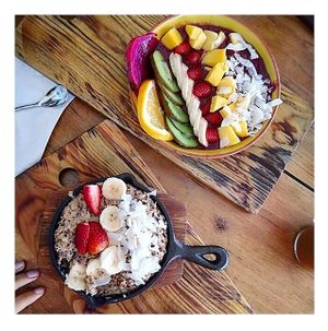 Quinta porridge and smoothie bowl at Scheckter's Raw in Cape Town