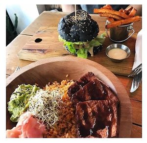 Buddha bowl and Bürger  at Scheckter's Raw in Cape Town