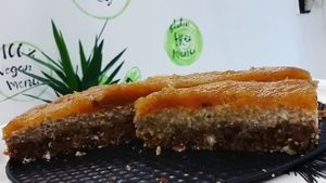 Nyers vegán torták / raw vegan desserts at Vega Zone in Budapest