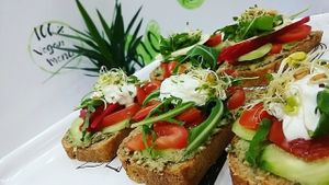 Vegán szendvicsek és pástétomok / Vegan sandwiches and vegan patés at Vega Zone in Budapest