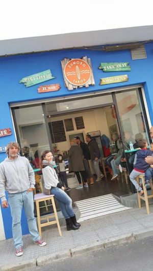 Fresh juices, creamy coffee, homemade cakes, sandwiches and salads for take away.

Calle Canovas del Castillo 4
11380 Tarifa
956 62 75 93
 at Zumoso Bar in Tarifa
