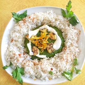 palak tofu coked in a plancha, cardamom rice, cashew cream & deshydrated curry onions at Café Vert in Lyon