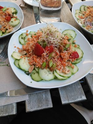 Summer brunch with courgettes, carrots, peanuts, strawberries... at Café Vert in Lyon