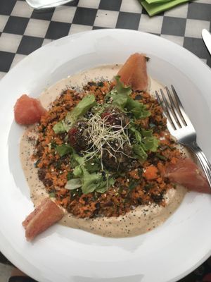 Felafel plate mmmmm at Café Vert in Lyon