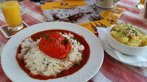 Gefüllte Paprika und Kartoffelsalat at Brauerei-Gasthof Hotel Post  in Nesselwang