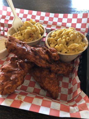Nashville hot chicken with Mac and cheese omg 🤤 at The Southern V in Nashville