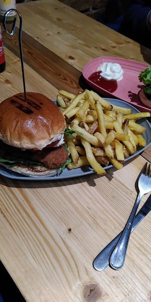 Chicken Burger + fries at Lia's Kitchen in Berlin