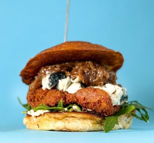 Chi‘ken Burger Blue Cheese & Caramelised Onions! 🤩 at Lia's Kitchen in Berlin