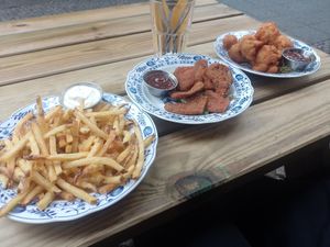 Pommes, nuggets, Blumenkohl at Lia's Kitchen in Berlin