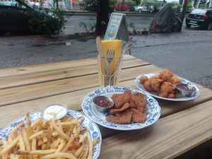 Direkt an der Straße. Draußen leider laut. at Lia's Kitchen in Berlin