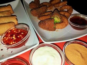 delicious avocado fries and onion rings  at De Krewelligen Bidet in Antwerpen