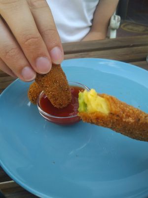 Avocado fries 💚 at De Krewelligen Bidet in Antwerpen