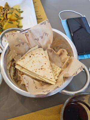 Brot wurde zu den Hauptspeisen serviert at La Mi Mama in Rimini