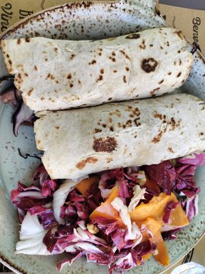 Tacos con tofu, guacamole, cavolo viola e melograno serviti con insalatina di zucca, radicchio e noci at La Mi Mama in Rimini