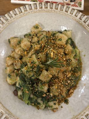Primo: Gnocchetti integrali con cime di rapa, olive, uvetta e croccante di paprica dolce  at La Mi Mama in Rimini