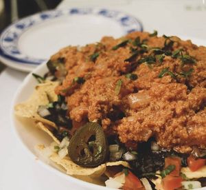 Nachos amb seità: chips, pico de gallo, seità, frijoles i
jalapeños at Quetzal - Cocina Mexicana in Barcelona