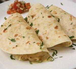 Quesadilles amb formatge vegà, patata i ceba at Quetzal - Cocina Mexicana in Barcelona