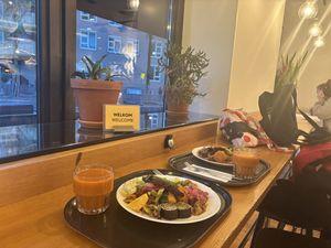 Wortel gember sapje en heerlijk vegan bord vol lekkers   at Spirit in Amsterdam