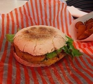 Chickpeas Burger on Caco Bread  with Sweet potato chips

Burger de Grão de Bico no Pão do Caco acompanhado de batata doce chips at Veggie Lovers Truck in Almada
